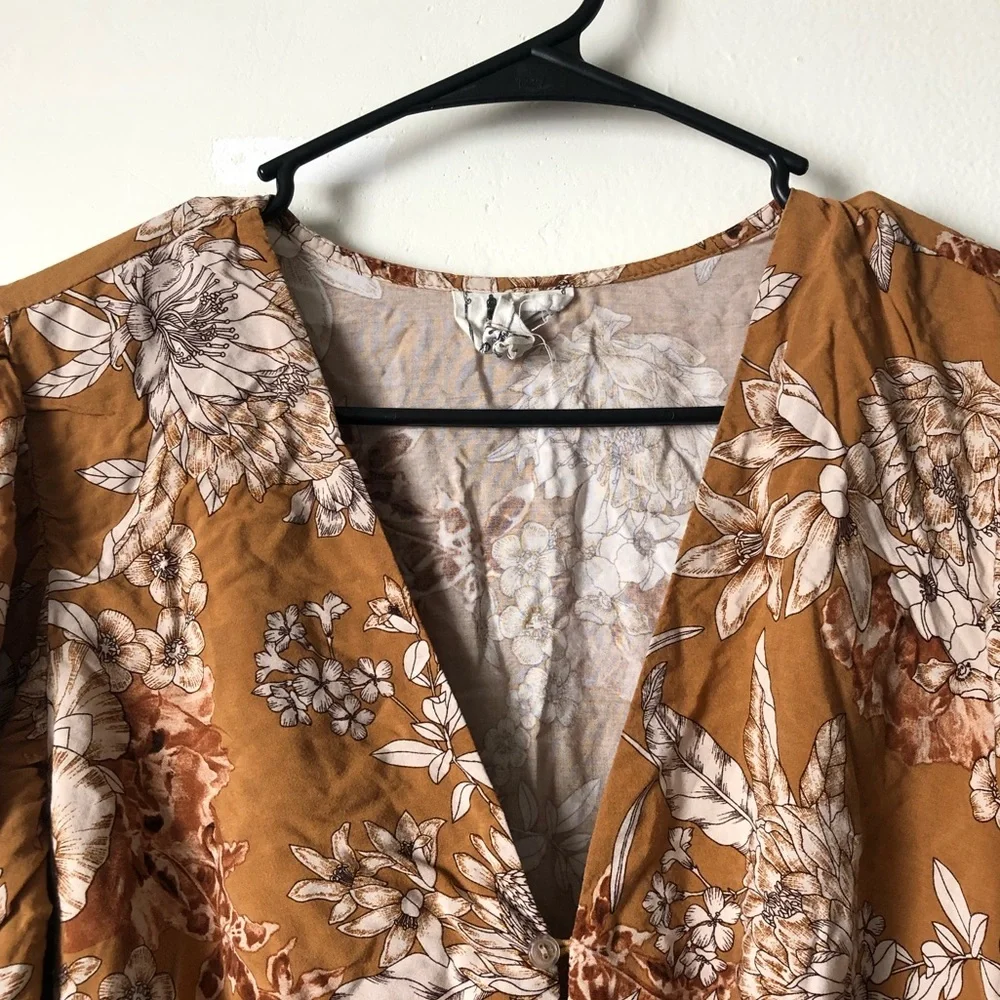 Jaase Beautiful Floral Top w/ Flowy Sleeves - Picture 5 of 8